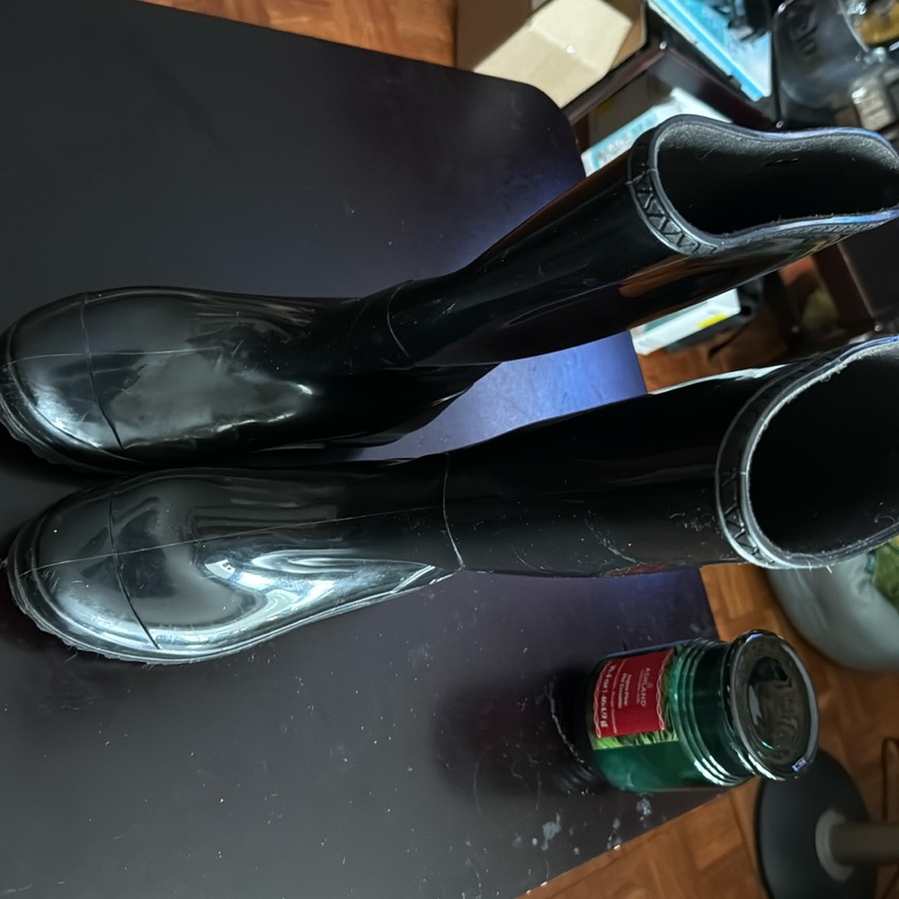 Ugg rain boot for sale. Size 8.